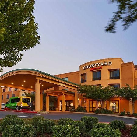 Courtyard Medford Airport Otel Dış mekan fotoğraf