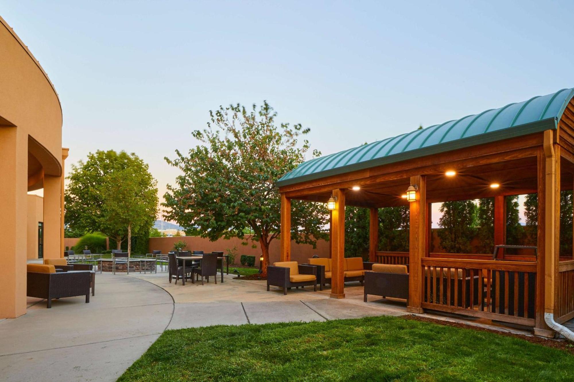 Courtyard Medford Airport Otel Dış mekan fotoğraf