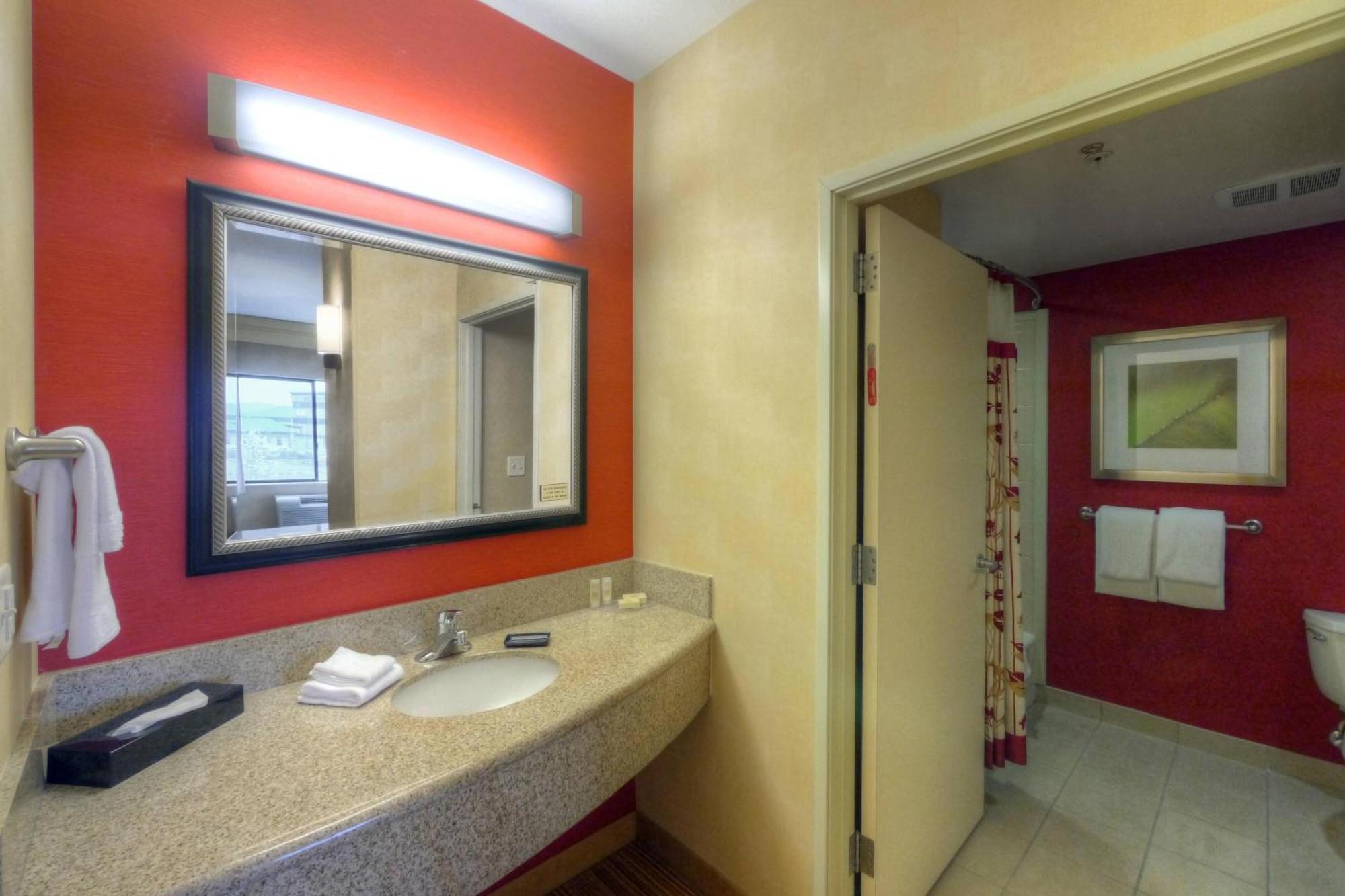 Courtyard Medford Airport Otel Dış mekan fotoğraf