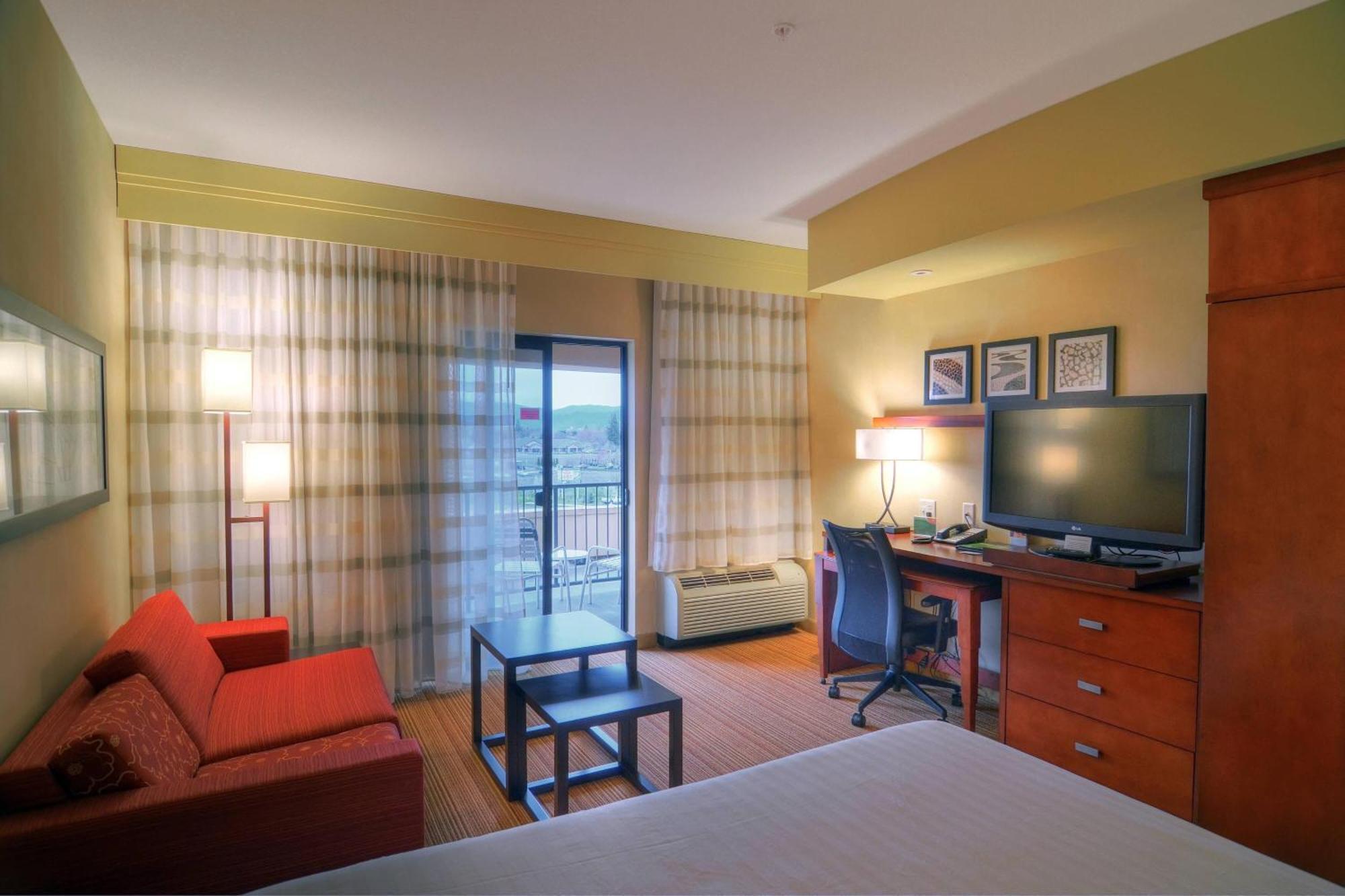 Courtyard Medford Airport Otel Dış mekan fotoğraf