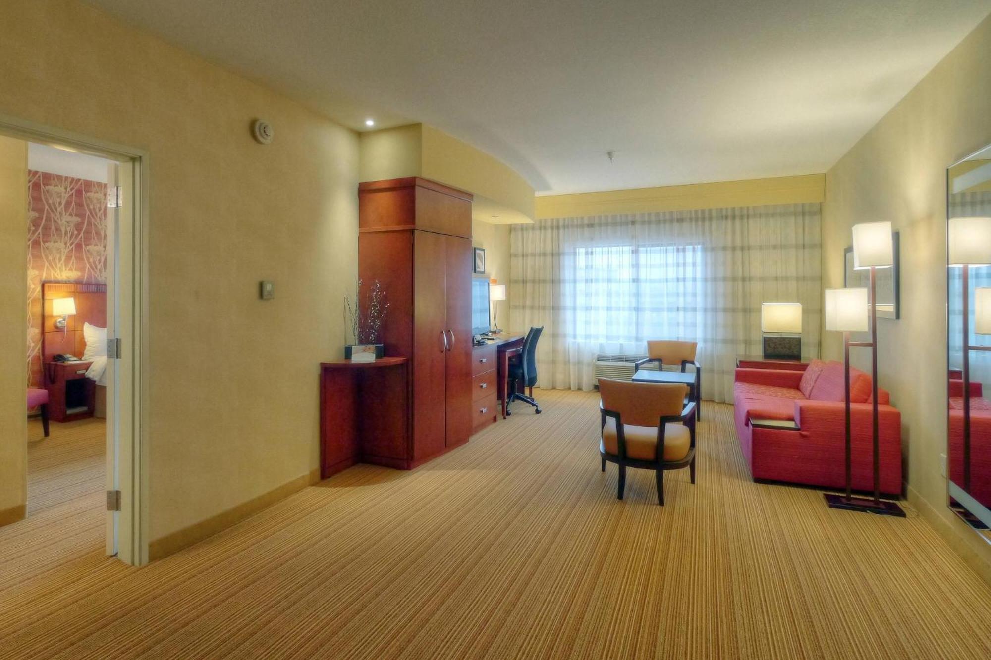 Courtyard Medford Airport Otel Dış mekan fotoğraf